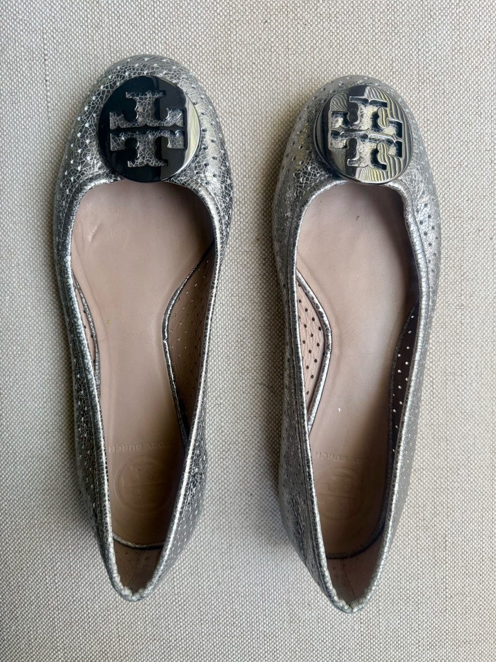 Tory Burch Women's Silver Leather Ballet Flats runs like Size 7 good condition